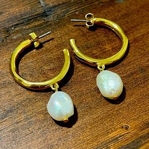 New Gold tone pearl drop earrings